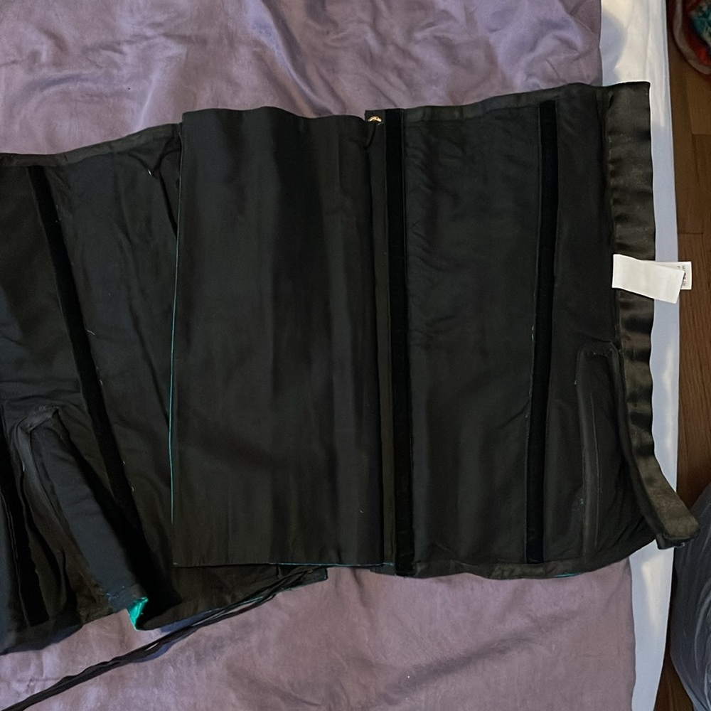 Corset - Picture 3 of 6